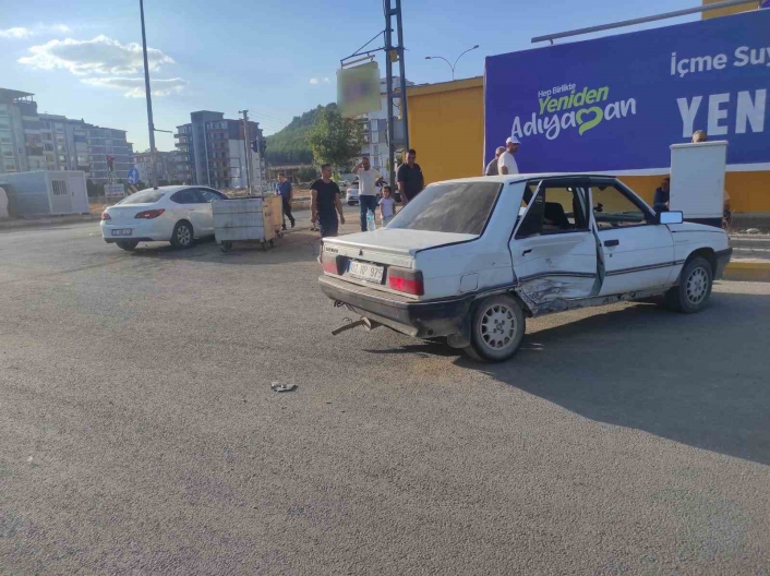 İki otomobil çarpıştı: 2 yaralı