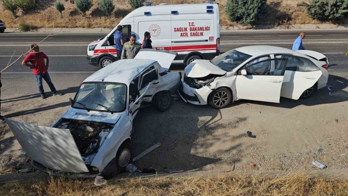 Adıyaman´da iki otomobil çarpıştı: 4 yaralı