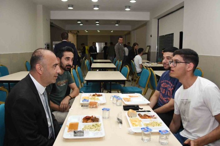Öğrenciler ilk yemeği Rektör Kelleş´le beraber yedi
