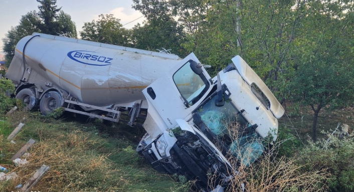 Adıyaman'da tanker şarampole devrildi: 1 yaralı