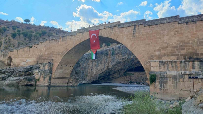 Tarihi Cendere Köprüsü´ne Filistin bayrağı asıldı
