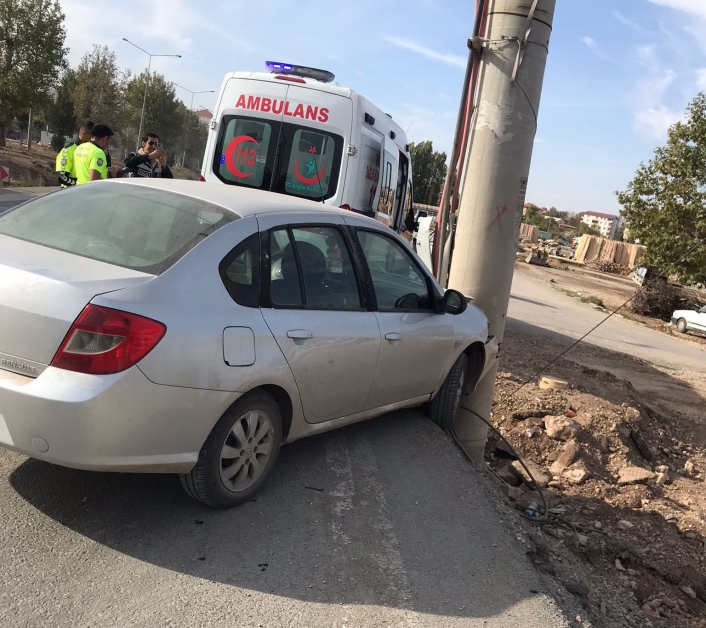 Gölbaşı´nda otomobil elektrik direğine çarptı