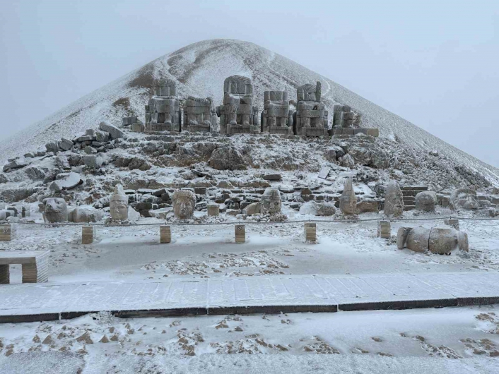 Nemrut´a mevsimin ilk karı yağdı