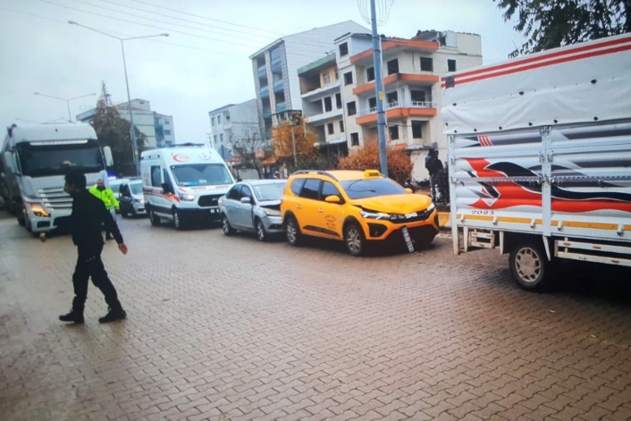 Adıyaman’da üç araç birbirine girdi: 1 yaralı