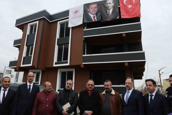 Bakan Özhaseki, Adıyamanda evini yerinde yeniden yapan Kürkoğlu ailesini ziyaret etti