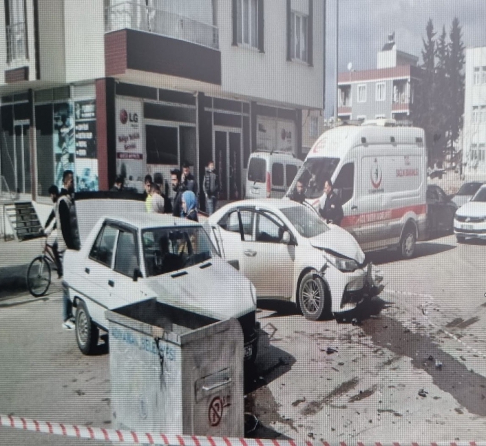 Adıyaman'da İki otomobil çarpıştı: 1 yaralı