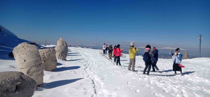 Taylandlı turistler Nemrutun zirvesinde