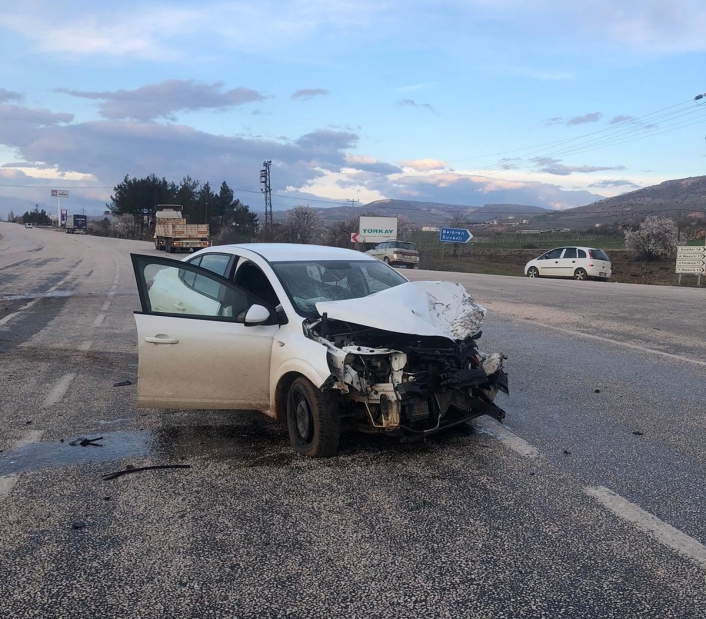 Adıyaman'da Otomobil ile tır çarpıştı: 1 Yaralı