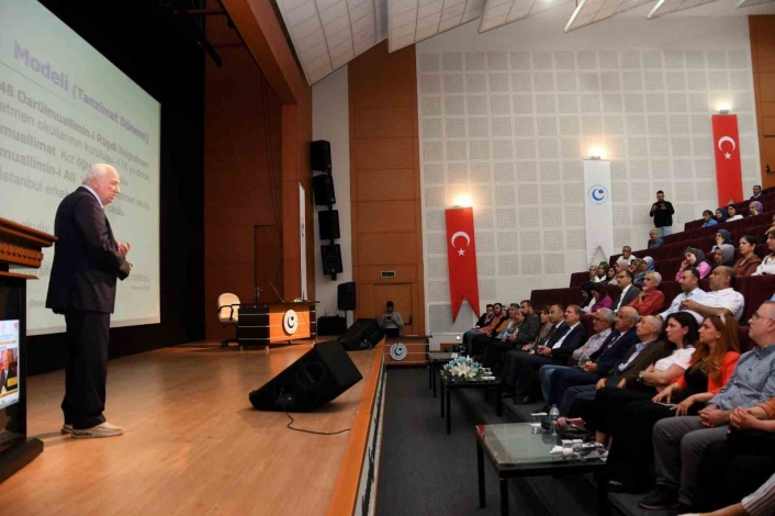 Adıyaman Üniversitesinde 21. Yüzyılda Öğretmen Olmak konulu konferans