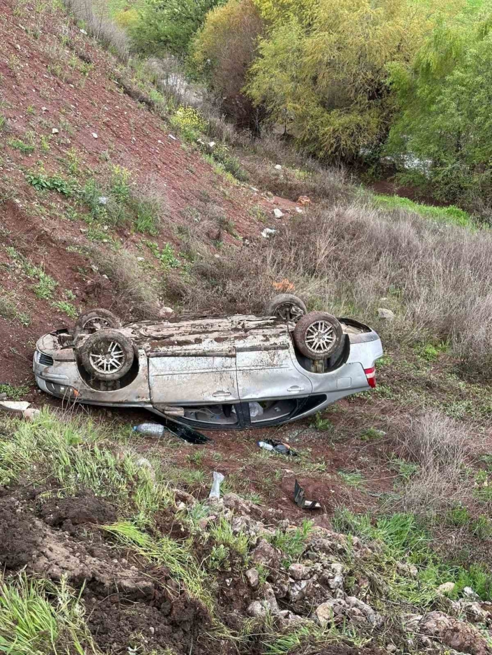 Adıyamanda otomobil şarampole yuvarlandı: 2 yaralı