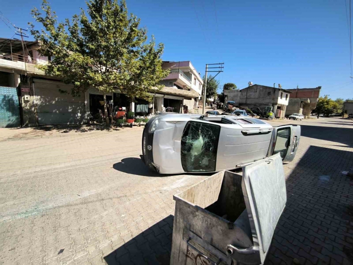 Hafif ticari araç takla attı: 1 yaralı