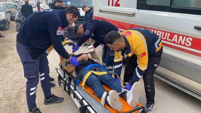 Motosiklet park halindeki otomobile çarptı: 2 yaralı