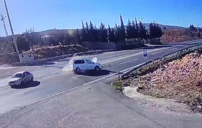 Adıyamanda 2 aracın çarpışma anı kameralara yansıdı