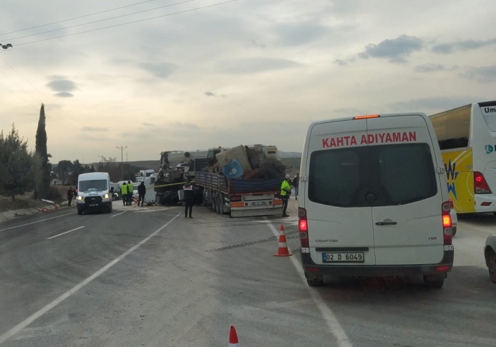 Adıyamanda tır ile vinç çarpıştı: 2 yaralı