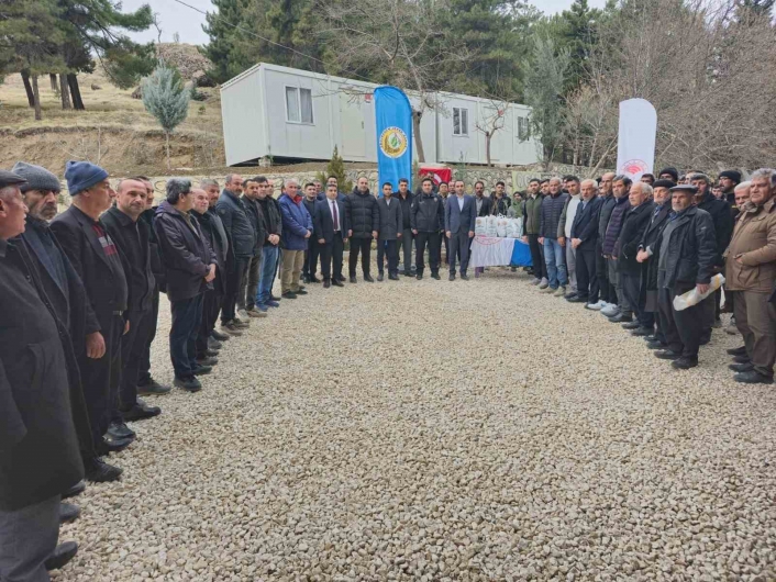 Besnide çiftçilere 5 bin 500 adet fidan dağıtımı gerçekleştirildi
