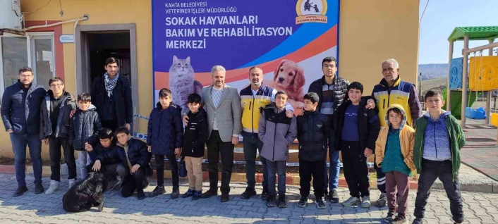 Kahta Belediyesi Hayvan Bakım ve Rehabilitasyon Merkezine Öğrencilerden Anlamlı Ziyaret