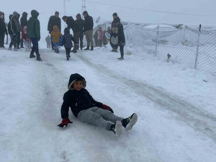 Kaymakam Çağlar Partal, çocukların kar sevincine ortak oldu