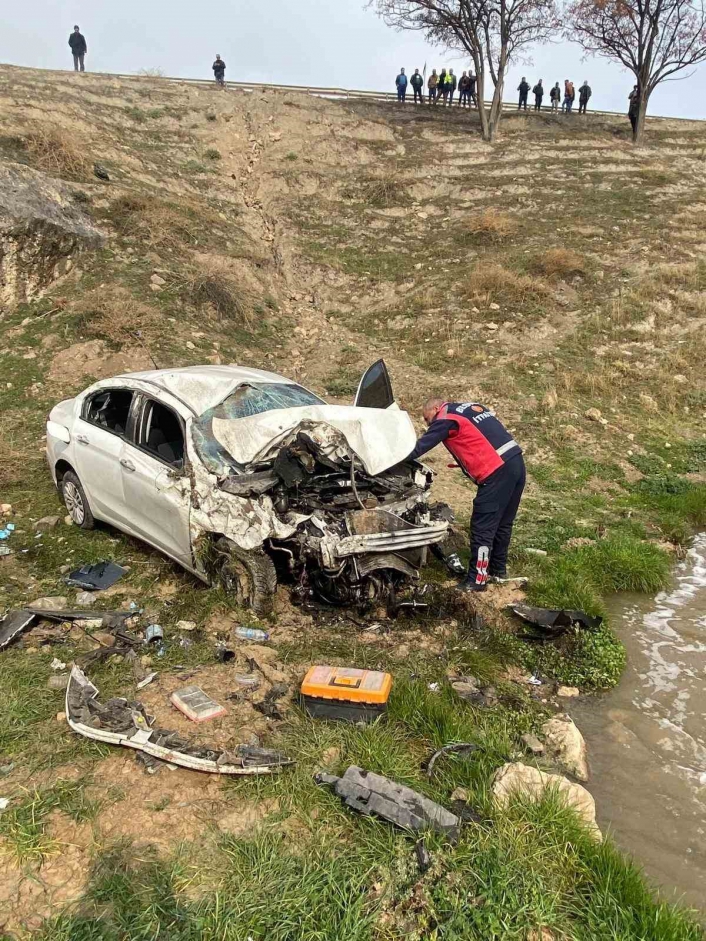 Otomobil dereye yuvarlandı: 1 yaralı