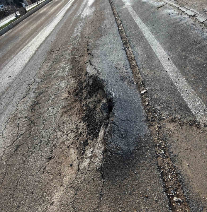 Bozuk yollar kazalara davetiye çıkarıyor