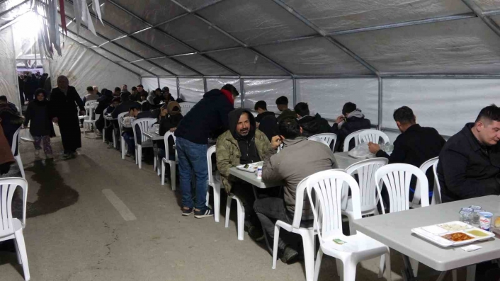 Depremzedeler ilk iftarını kurulan iftar çadırında açtı