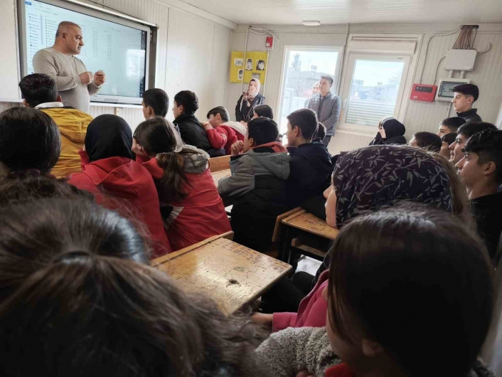Konteyner sınıflarda kalan öğrencilere yazarlık mesleği anlatıldı