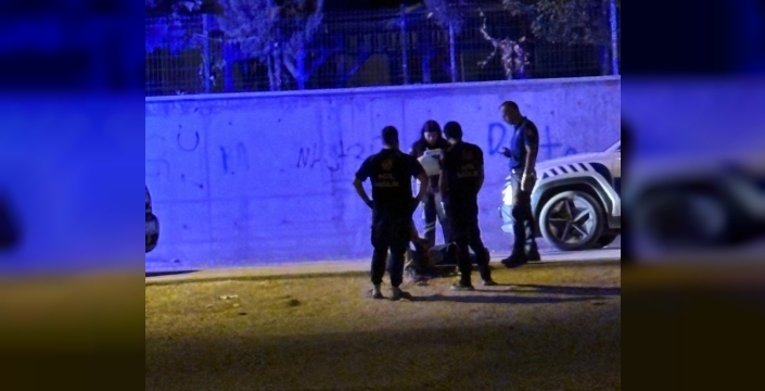 Madde bağımlısı sokak ortasına yığılıp kaldı