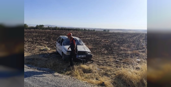 Takla atan otomobildeki 2 kişi yaralandı
