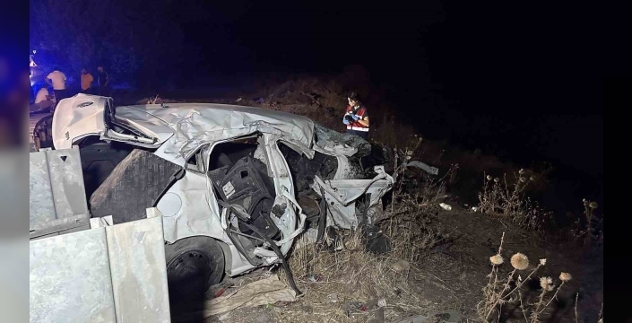 Ters şeride giren otomobil tankerle çarpışıp şarampole yuvarlandı: 1 ölü, 1’i ağır 2 yaralı