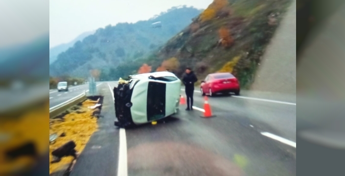 Otomobil yan yattı: 4 yaralı