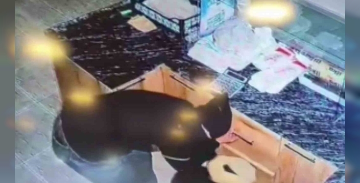 Sadaka kutusu ve nakit para çalan şahıslar kameraya yakalandı