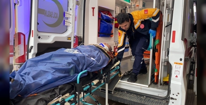 Şarampole devrilen otomobilde 3 kişi yaralandı