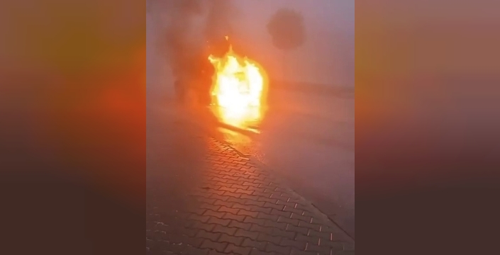 Seyir halindeki araç yanarak hurdaya döndü