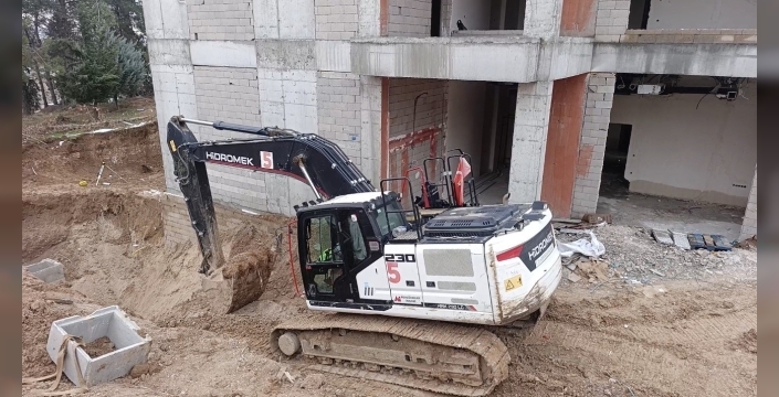 İş makinesi ile duvar arasında sıkışan işçi hayatını kaybetti