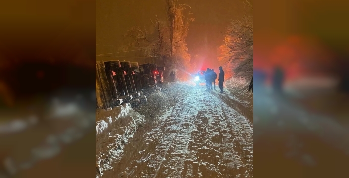 Karda kayan CNG tankeri devrildi