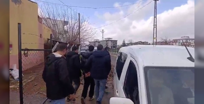 Bacaklarından bıçaklanan genç hastaneye kaldırıldı