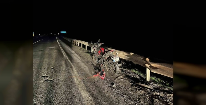 Çukura düşen motosikletin sürücüsü yaralandı