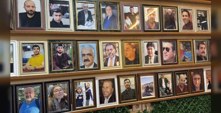 Deprem şehitlerinin fotoğrafları 3 yıldır çay ocağının duvarında asılı