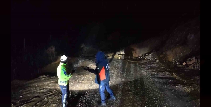 Tut ilçesinde korkutan heyelan: 2 ev tahliye edildi