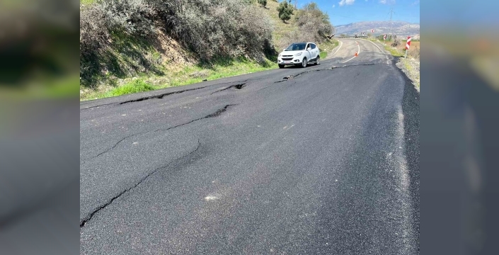 Çökmelerin olduğu yol kazalara davetiye çıkarıyor