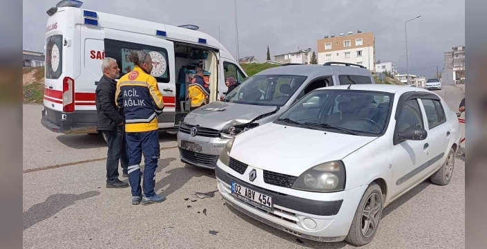 Hafif ticari araç ile otomobil çarpıştı: 1 yaralı