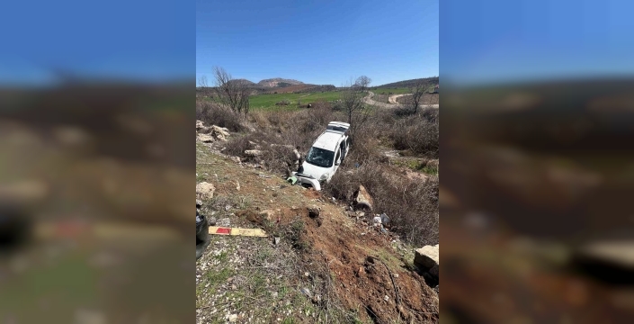 Hafif ticari araç şarampole girdi: 4 yaralı