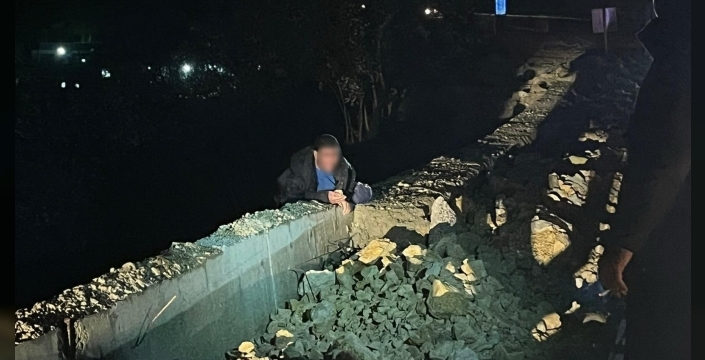 Köprüden atlamak isteyen şahıs 4 saat sonra ikna edilebildi
