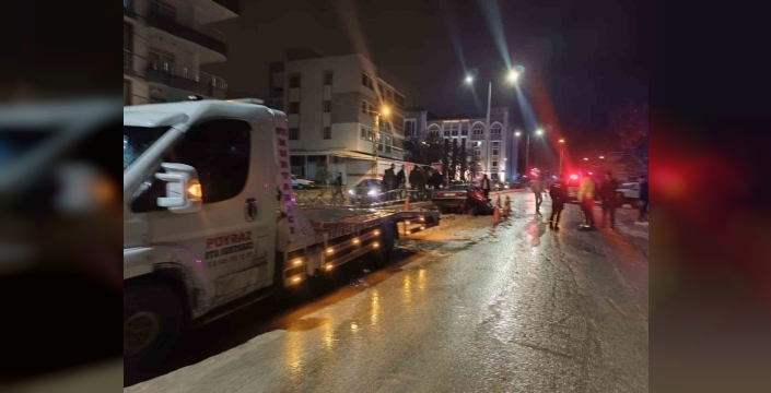 Otomobil alt yapı çukuruna düştü: 1 yaralı