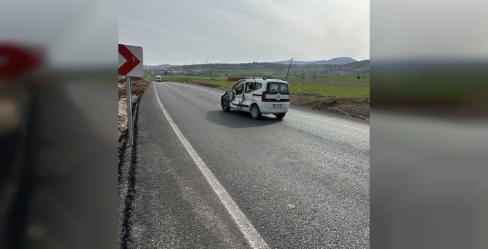 Kontrolden çıkan kamyonet karşı şeride geçerek ticari araçla çarpıştı: 1 yaralı