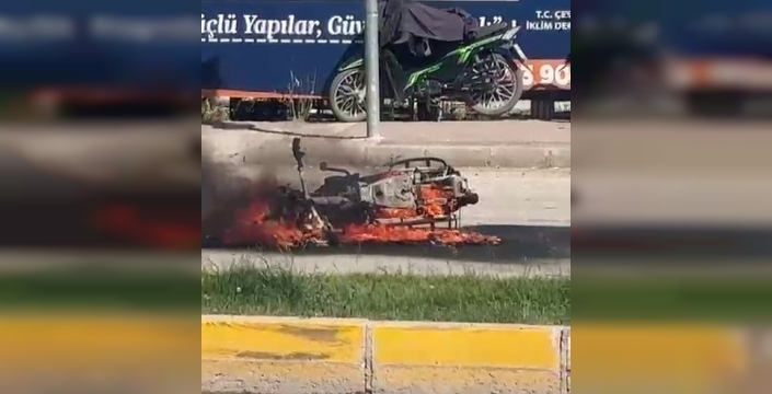 Alev alan motosiklet hurdaya döndü