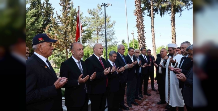 Bayram arifesinde şehitlik ziyaret edildi