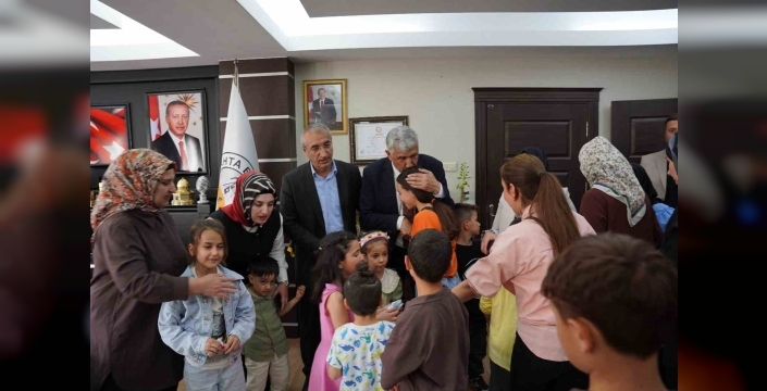 Kahta Belediyesi’nde bayramlaşma programı yoğun katılımla gerçekleştirildi