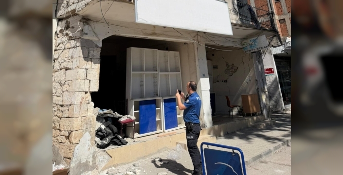 Adıyaman’da tehlike saçan metruk bina vatandaşları korkutuyor