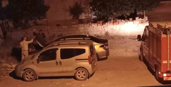 Araç motoruna giren kedi kurtarıldı
