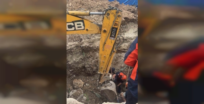 Baba ve oğlu göçük altında kaldı: 2 yaralı